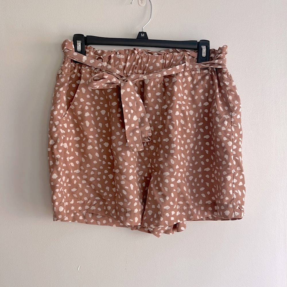 Spotted shorts with belt